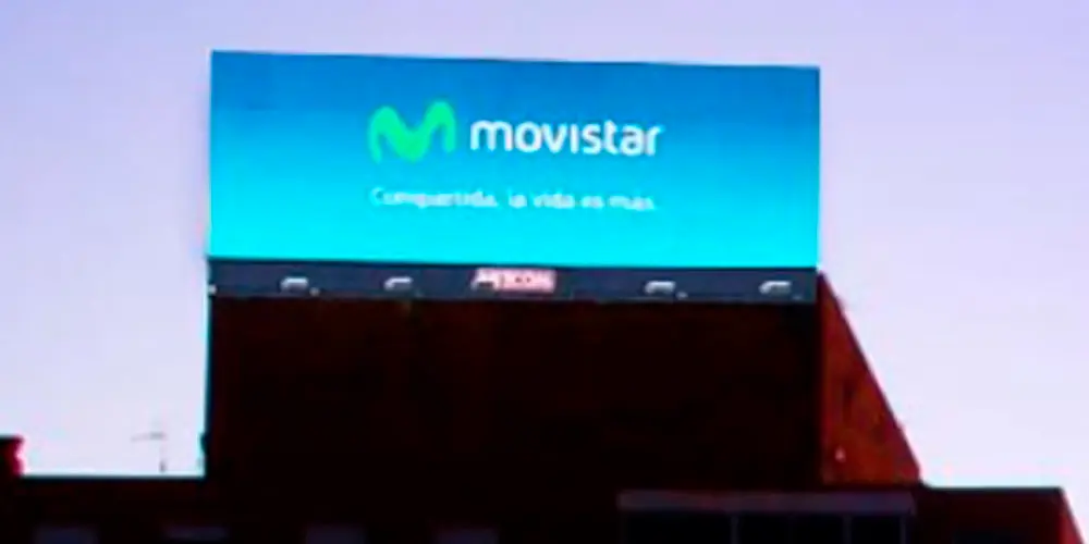 Anuncio en Pantalla Digital encima de Pasarela